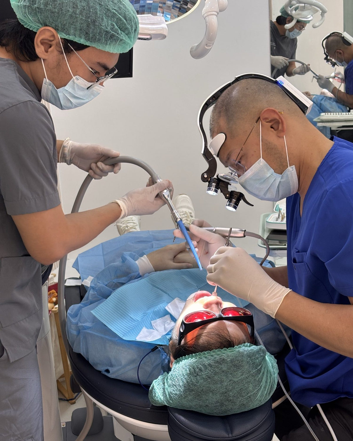 Dr. Jordi Landayan placing a dental implant with his assistant at Modern Smiles